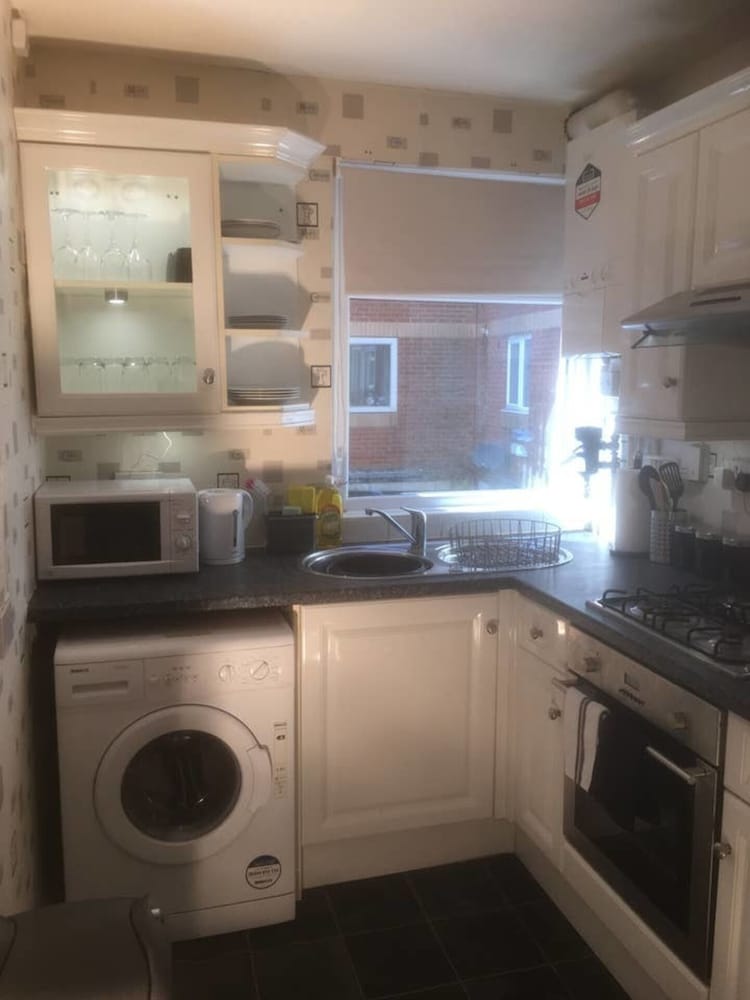 2 Bed Flat - Sleeps 3 - Parking - Wifi view 5