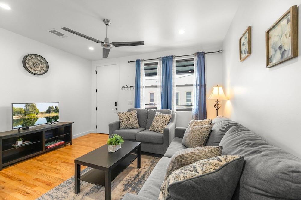 2-Bedroom East Austin Condo-Free Parking - Image 3