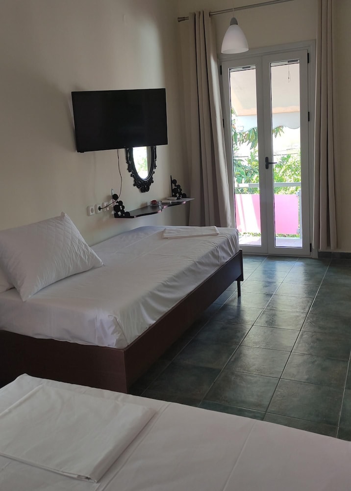 Okeania Seafront Rooms in Kamena Vourla