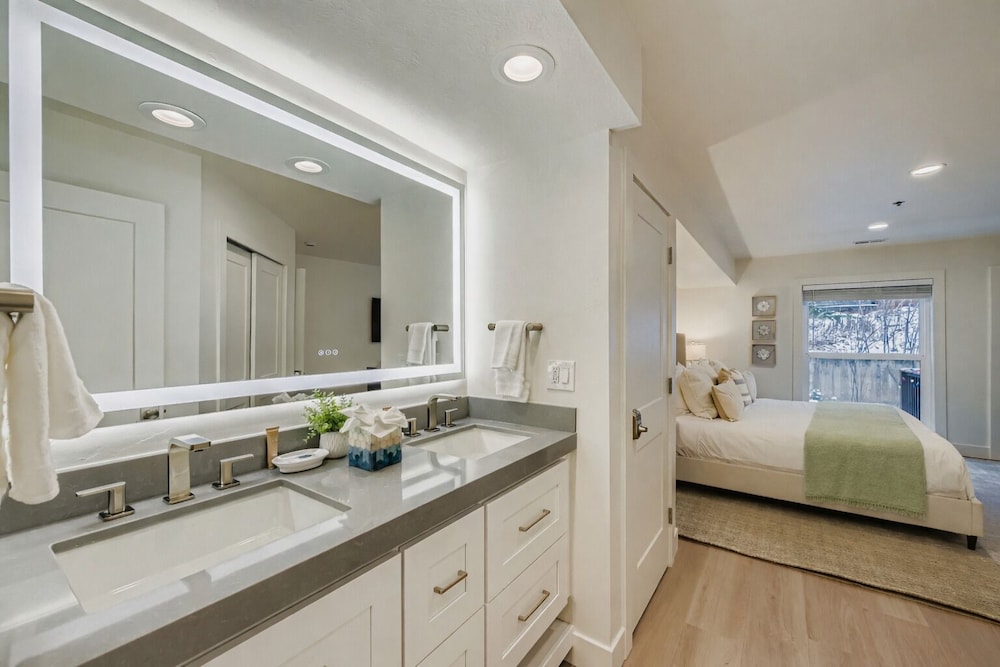 Woodside Avenue Retreat 1375 2 Bedroom Condo