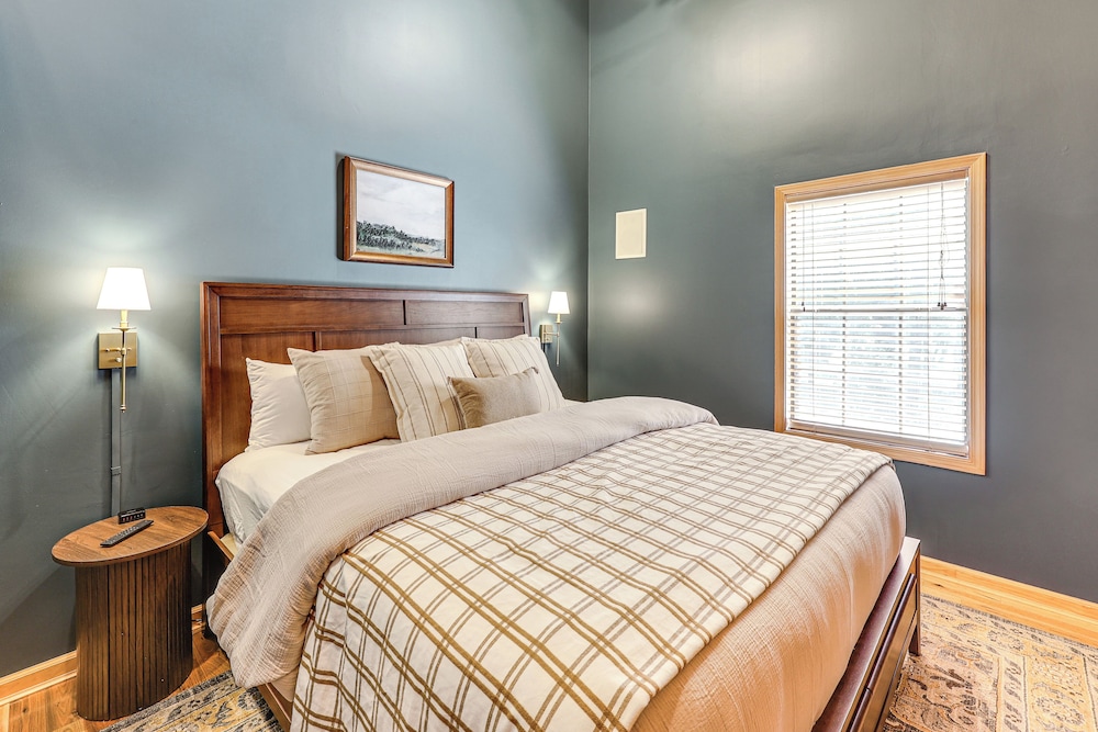 Creek Access, Games: Family-friendly Royal Retreat