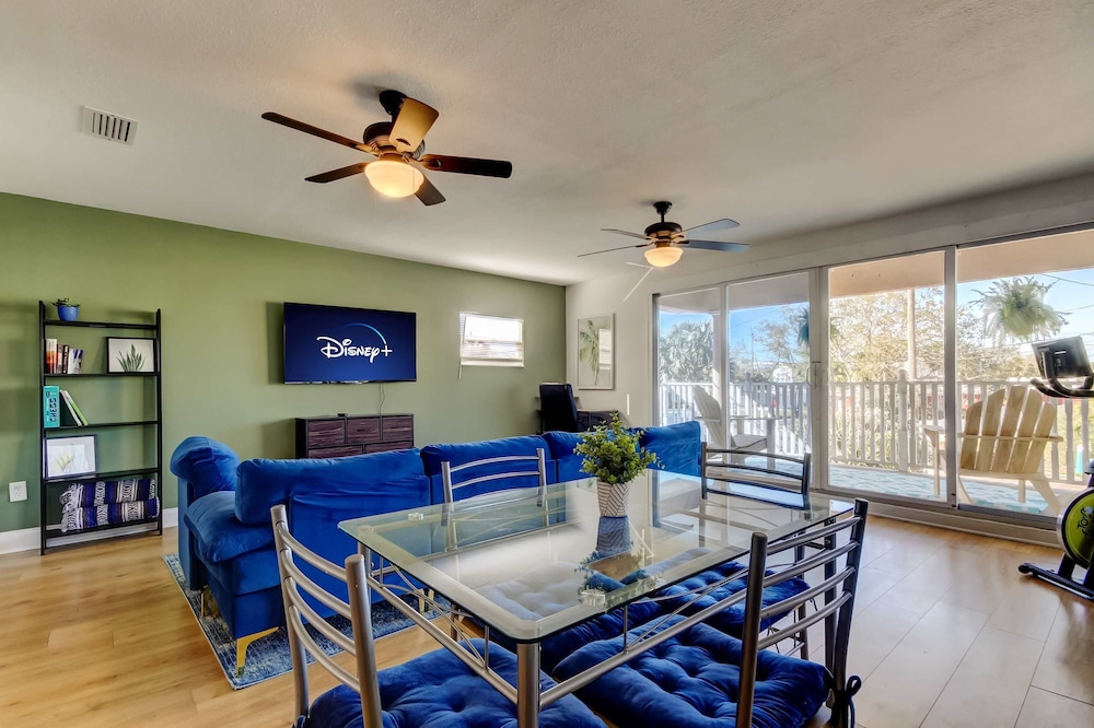 Simple Rooftop Gem 2 Blocks 2 Beach Pets Allowed