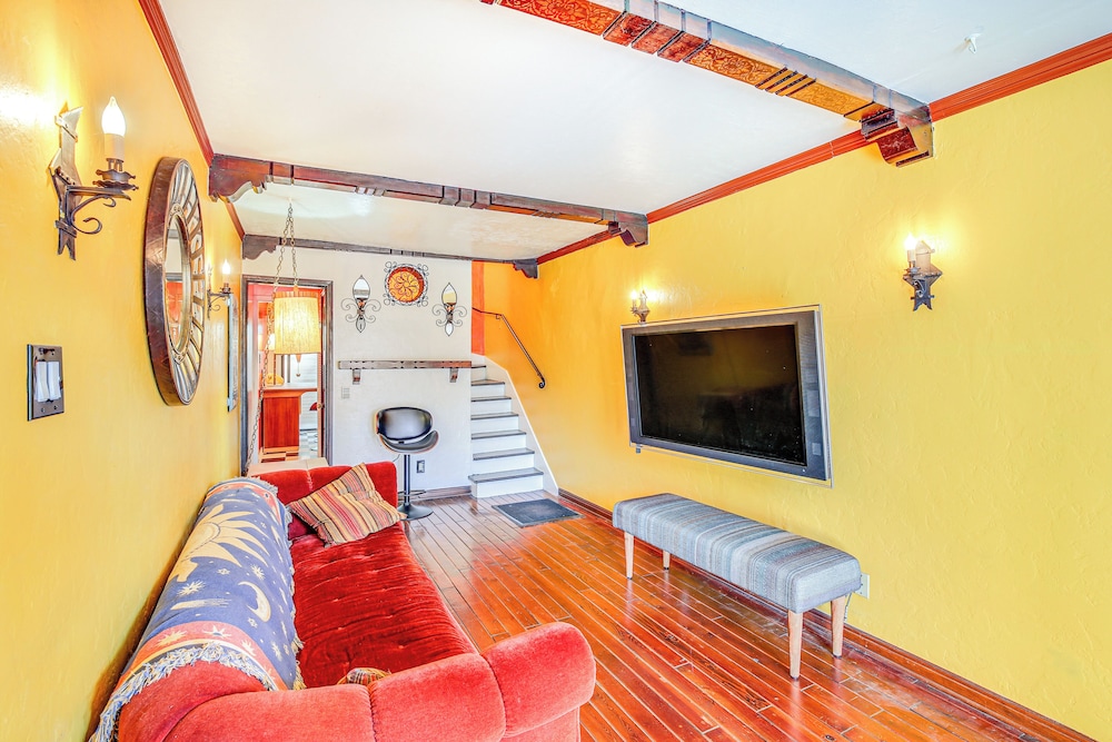 1 Mi to Ocean! Home w/ Rooftop Deck in Long Beach