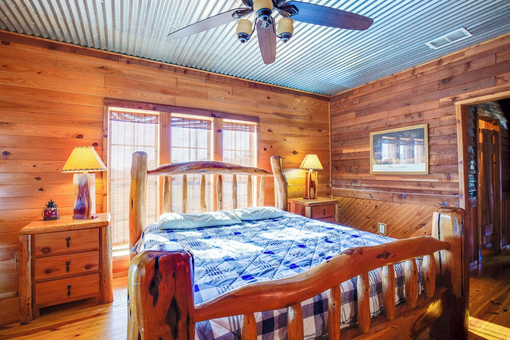 Group Getaway! Multi-level Lodge on Lake Tawakoni