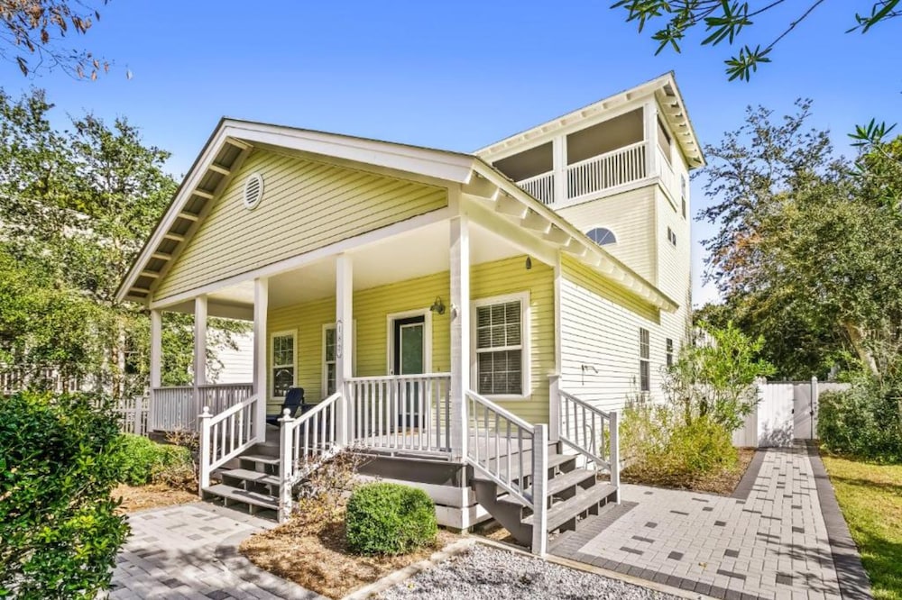 Rileys Retreat - 3BR 2BA Home With Private Pool and Gas Grill!