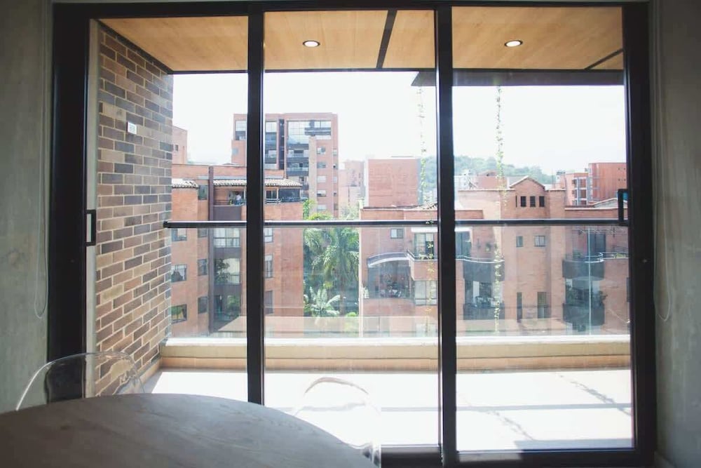 Cool 3 BR W/ Balcony in Laureles Medellín
