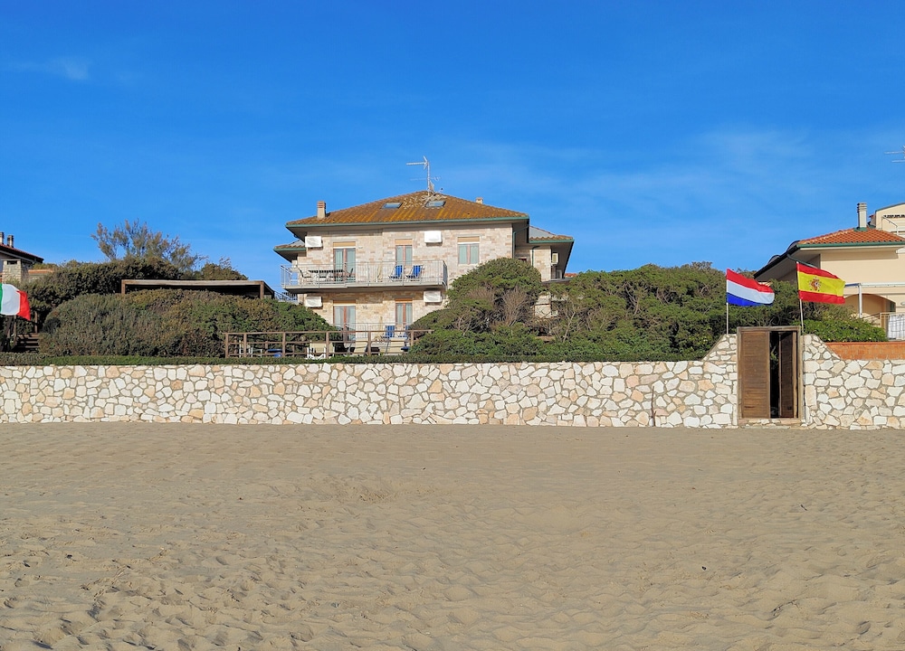 Sea view and ground floor Apartments le Dune