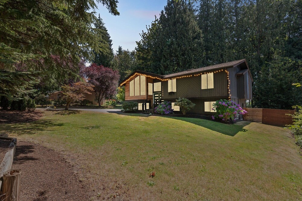 Modern Forest Escape Near Hikes & Lake 6 Bedroom Home