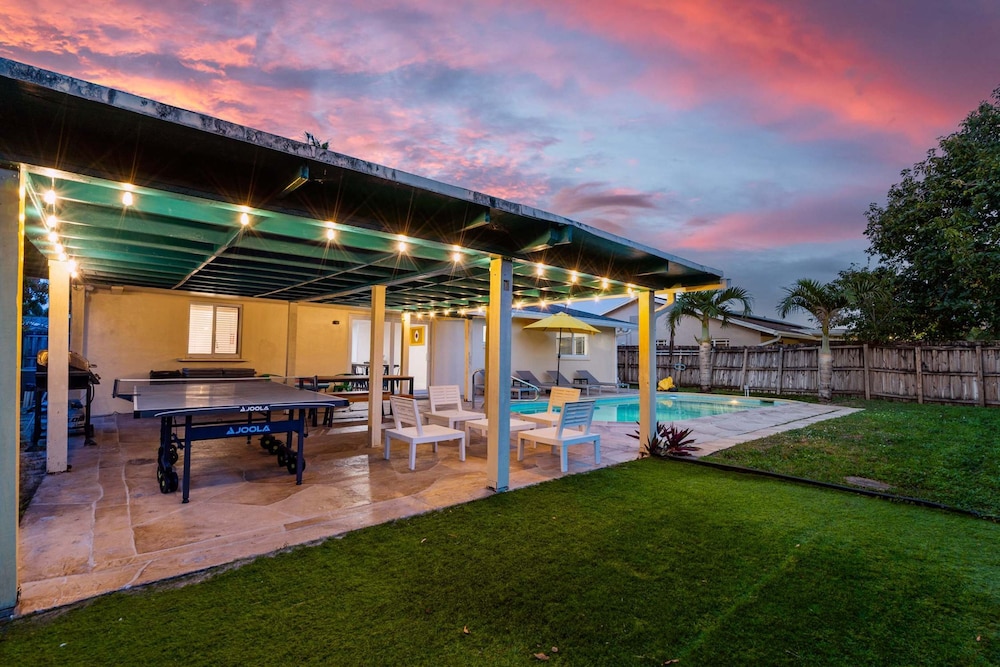4BR With Private Pool and Game Room - Prime Location