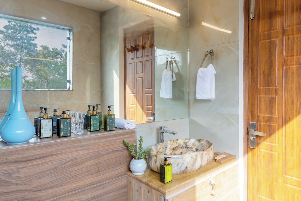ELIVAAS 3 BHK Handa's Getaway with pool