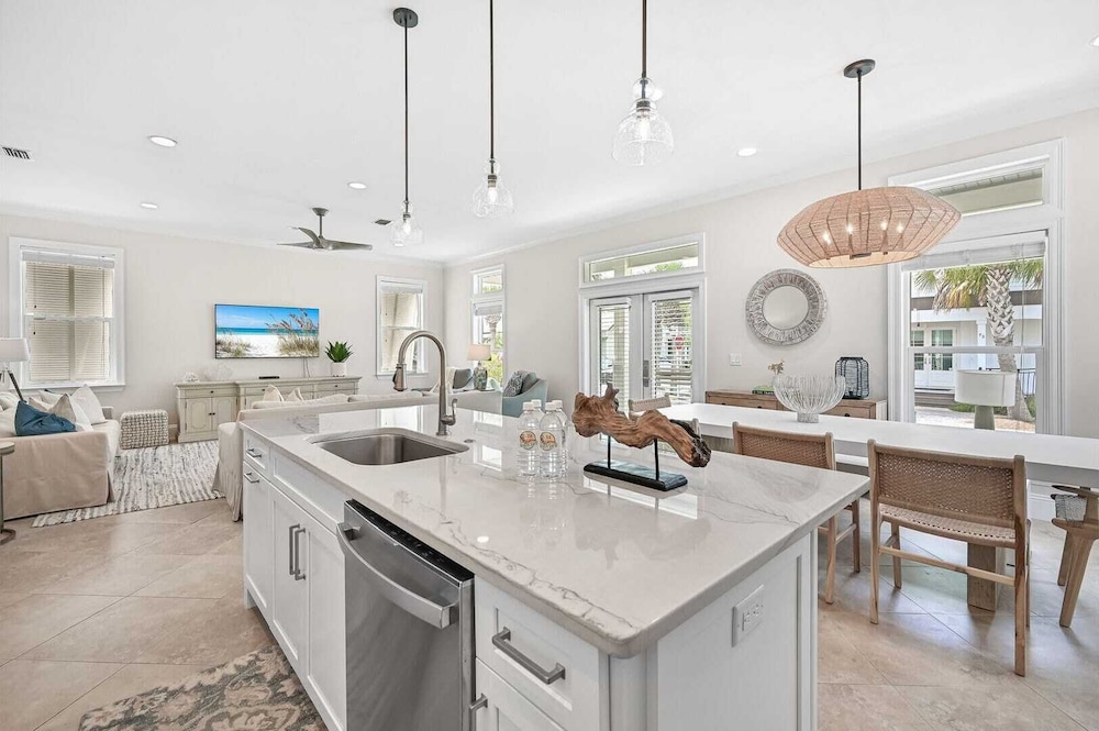 Walk to Seacrest Beach, Resort Pool Modern 3bdr Free Wheelin by Avantstay