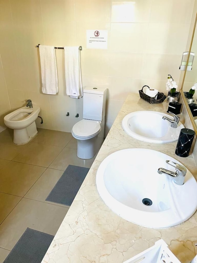 2 Minutes Walk to Beach Huge 3 bdrm Condo with Pool