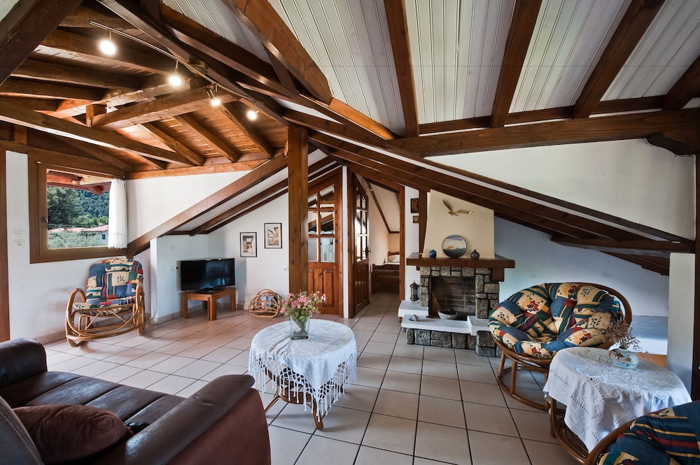 Kamares House Apartments & Studios