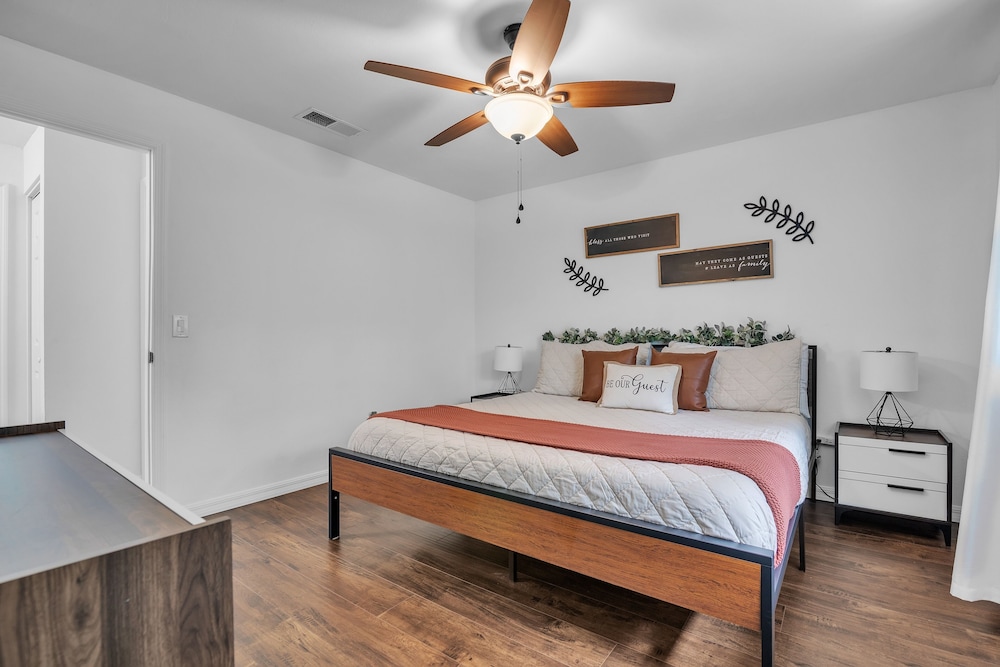 Be Our Guest - Cozy Townhome Near Downtown Ocala 2 Bedroom Townhouse