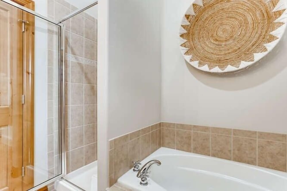Private Hot Tub, Mountainscape Chalet! Family Paradise! 2 Bedroom Home by RedAwning view 4