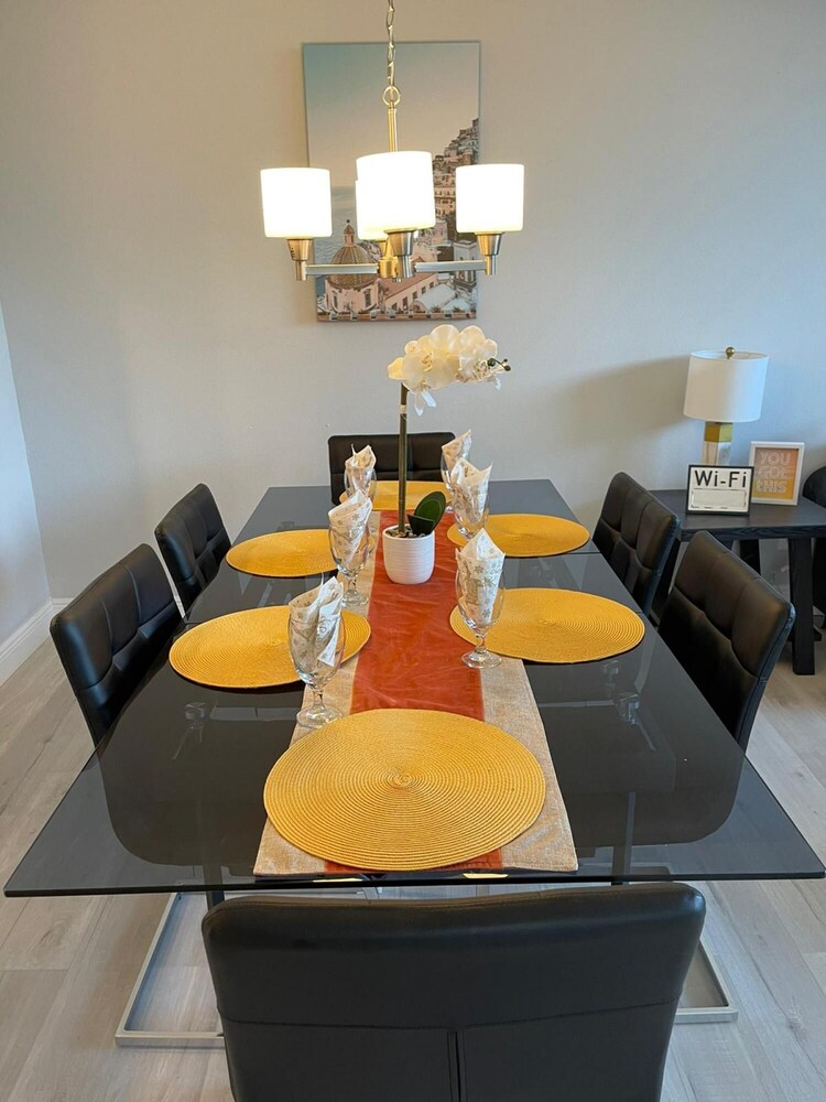Grand Executive 3BD Condo Apartment Near Disney Parks 4 view 3