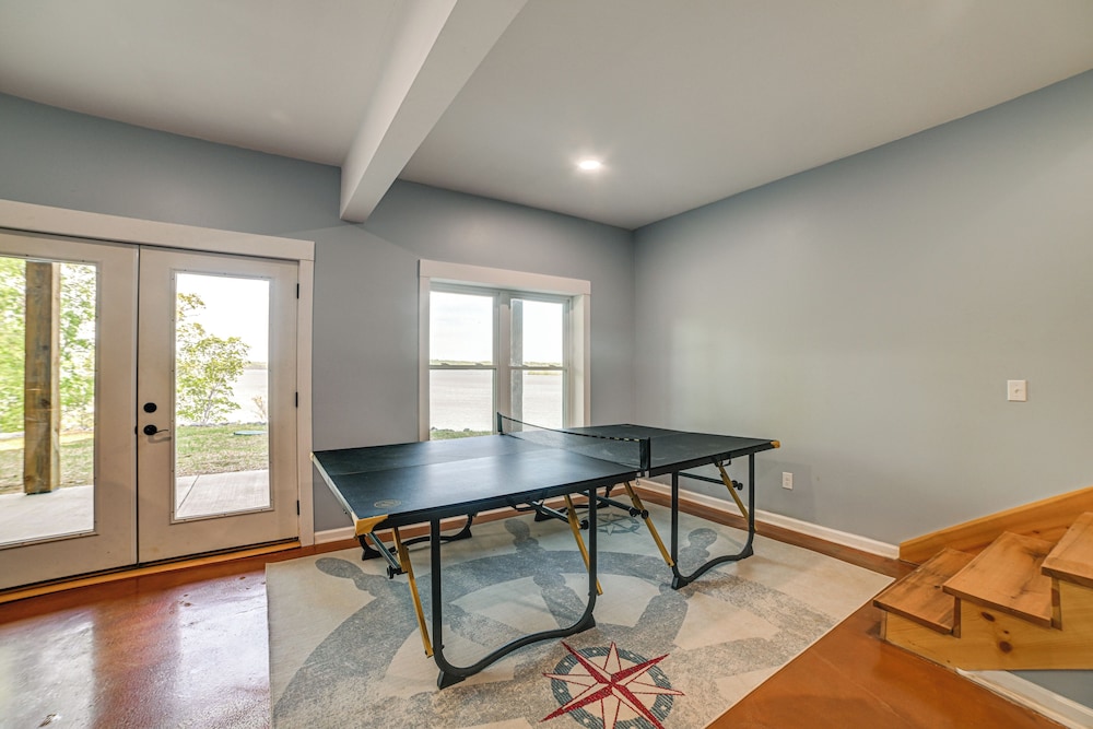 Game Room & Screened Porch: Kentucky Lake Retreat!