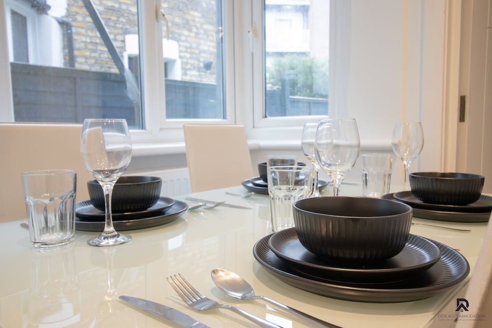 London Apt - Sleeps 4 - Parking - Wifi