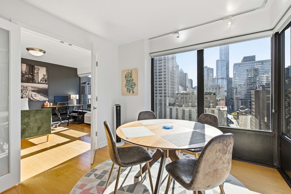 2bd River North Million Dollar Views! Parking Incl 2 Bedroom Condo