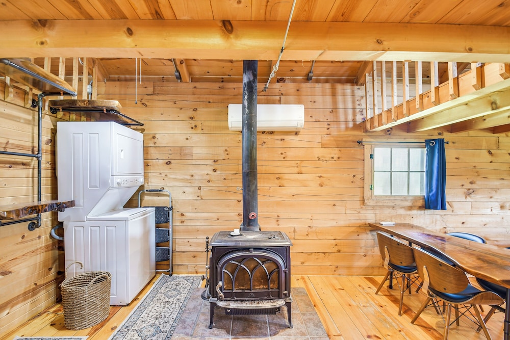 Bellevue Log Cabin w/ Gas Grill & Creek Access