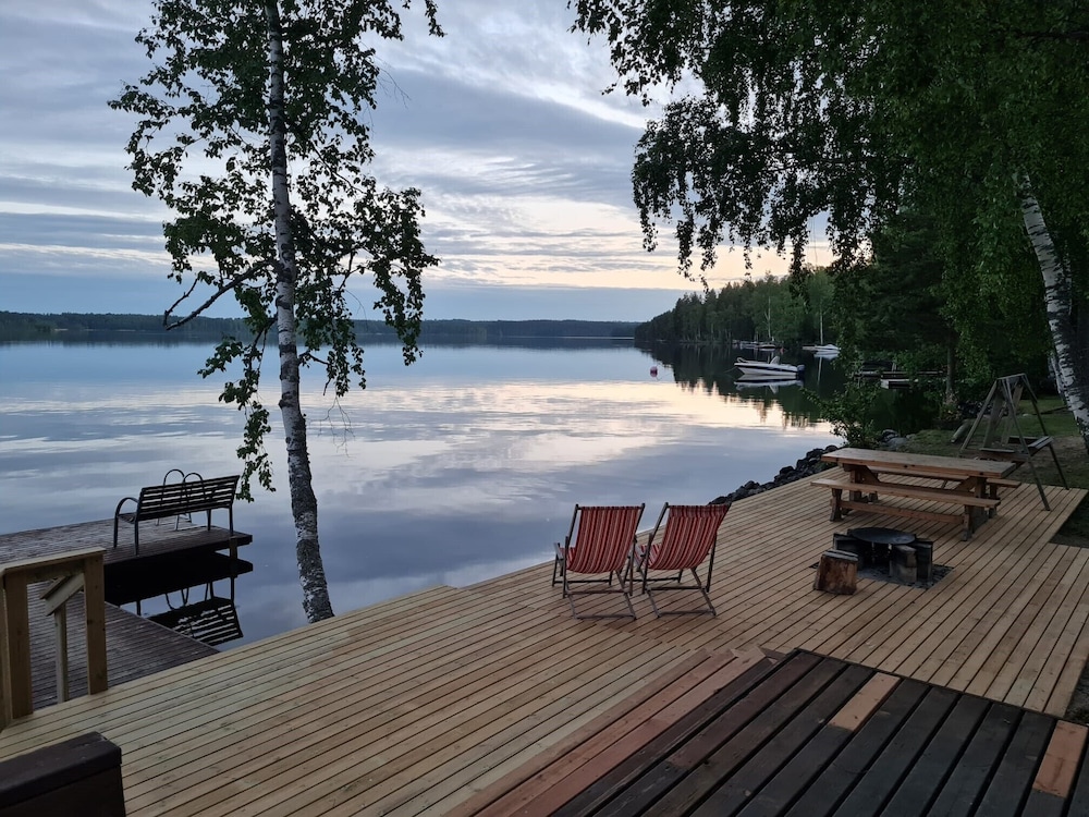 Cozy 4BR Lakeside Cottage with Sauna