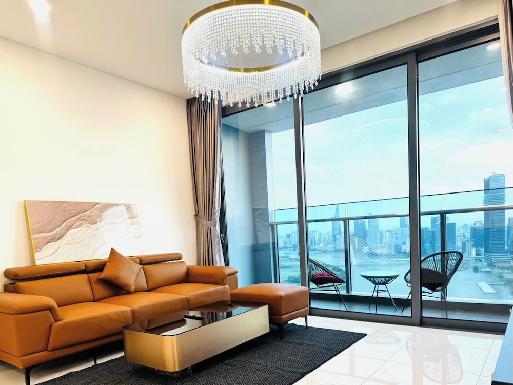 Skyway White & Silver Riverside Resident - Binh Thanh, HCM