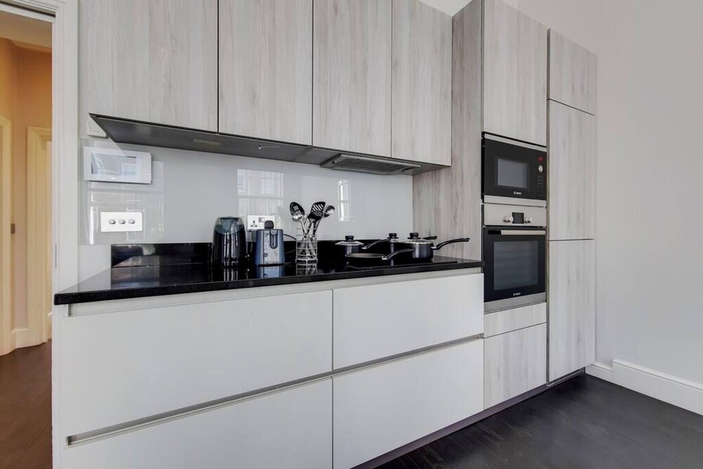 Beautiful One Bedroom Apartment With Balcony AC view 4