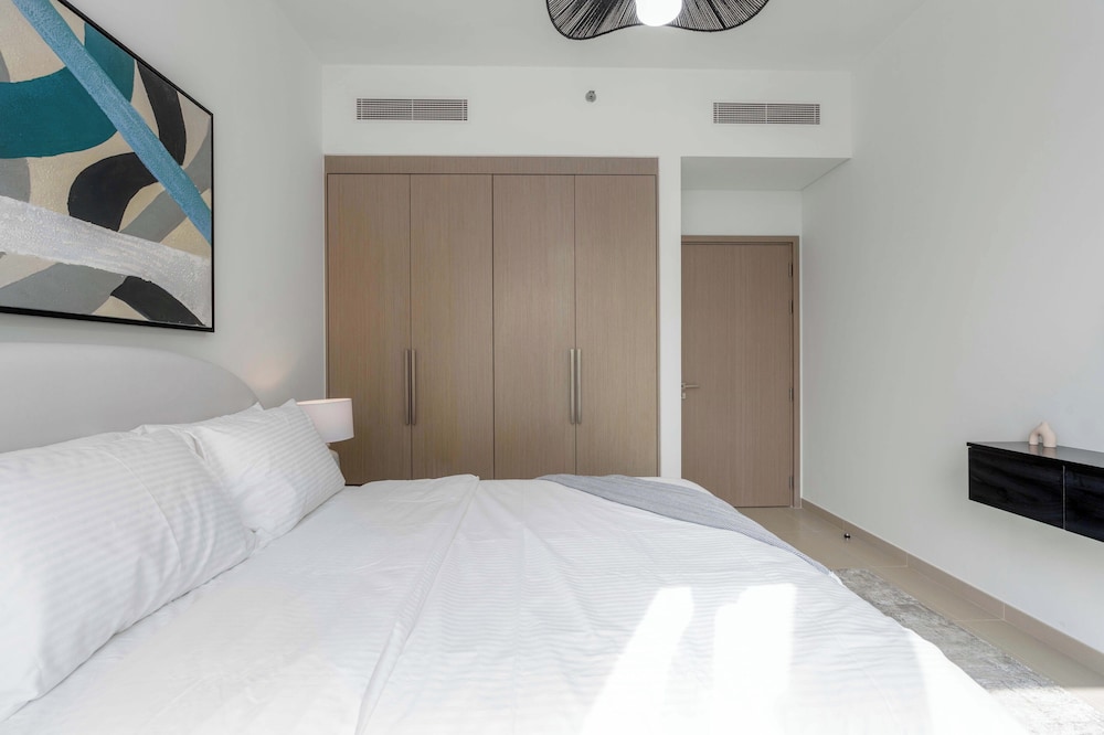 2BR High Floor Act I Act II T1