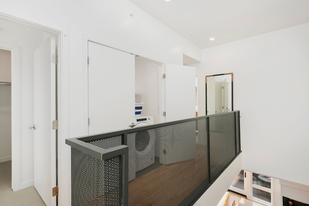 The Overlook - Luxe Old Town Condo w/ King Suite