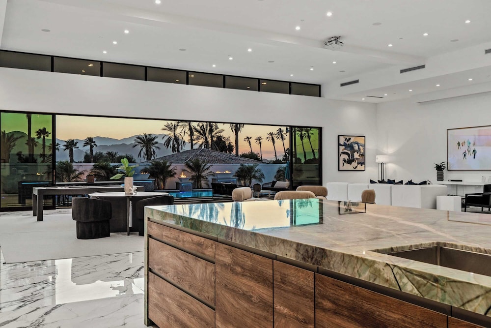 Sleeps 31 2 Luxury Villas w/ Pool + Spa, Putting Green Bravo by Avantstay