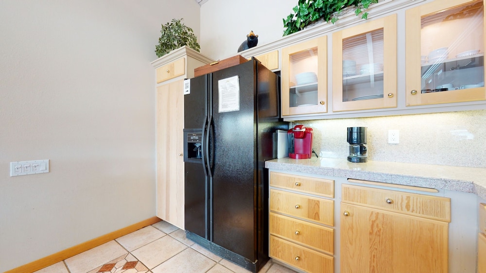 Mammoth West 137 Updated Deluxe Condo, Just A Short Walk to Canyon Lodge by RedAwning