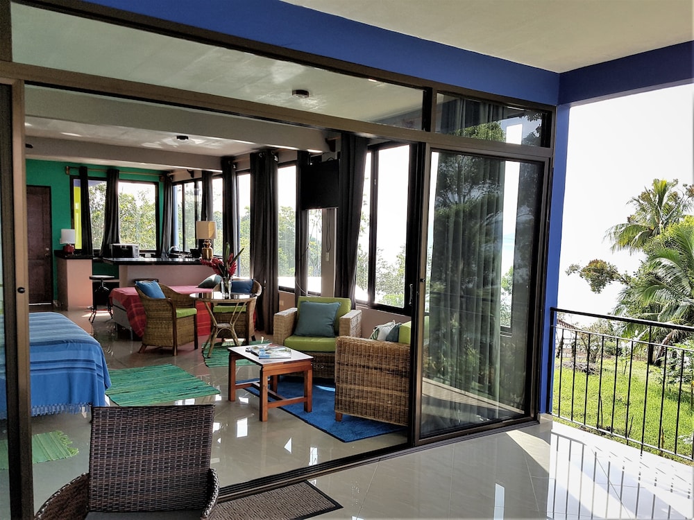 BlueBay Bugenvil Lake Lodge