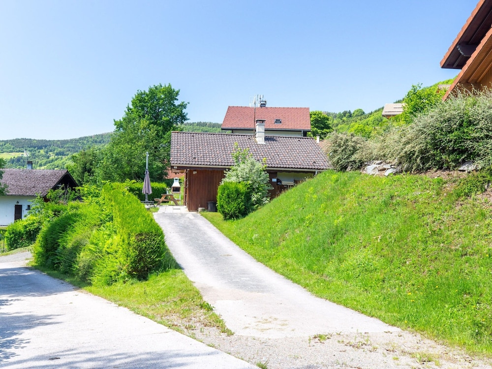 Chalet in Lovely, Rich Forest Setting With a Beautiful View view 2