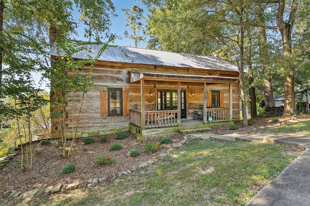 Cabin Unbound - Historic Lakefront Comfort 4 Bedroom Cabin