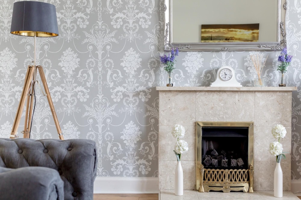 414 Spacious 2 Bedroom Ground Floor Apartment Near Leith view 2