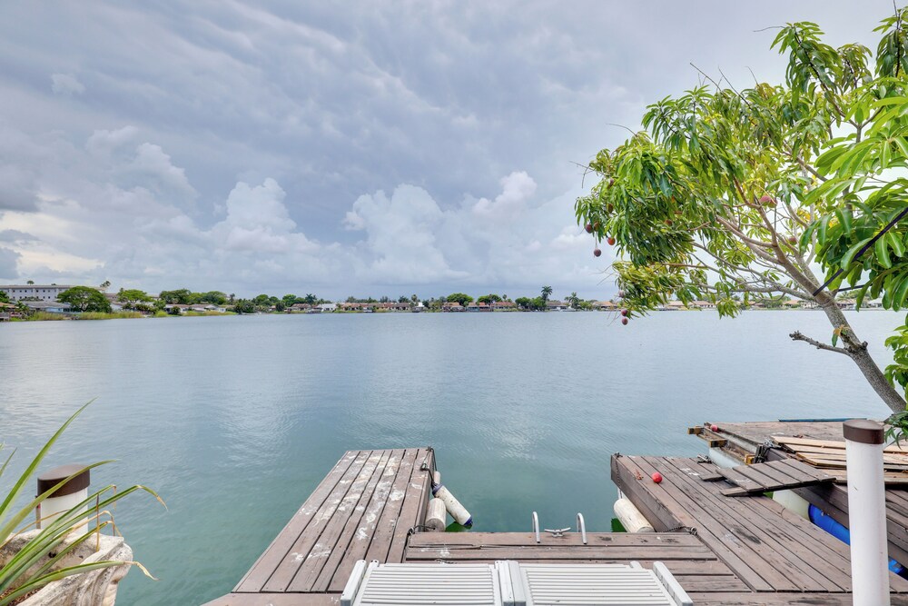 Lakefront Getaway w/ Dock Near Las Olas Beach