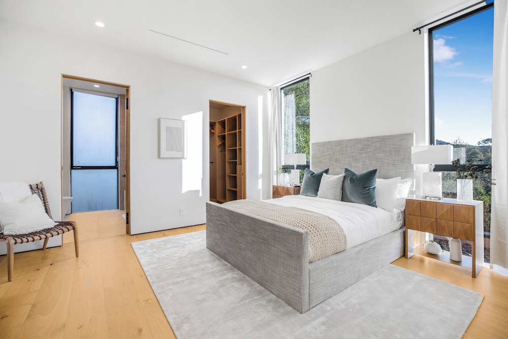 Oak Pass Manor: Indoor-outdoor Luxury With Pool, Sauna & Panoramic Views