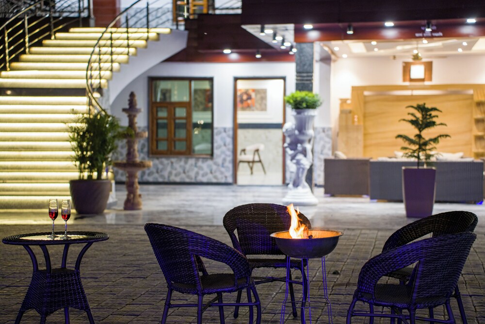 ELIVAAS Ivory Estate Pet-friendly Farm