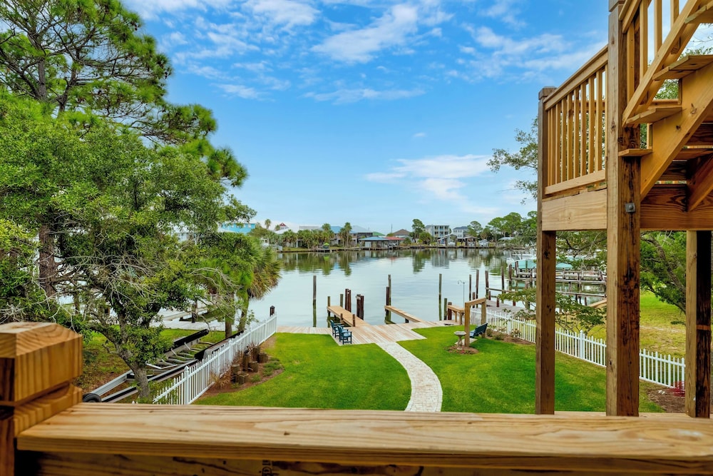 Waterfront Oasis in Dauphin Island - Shared Perks!