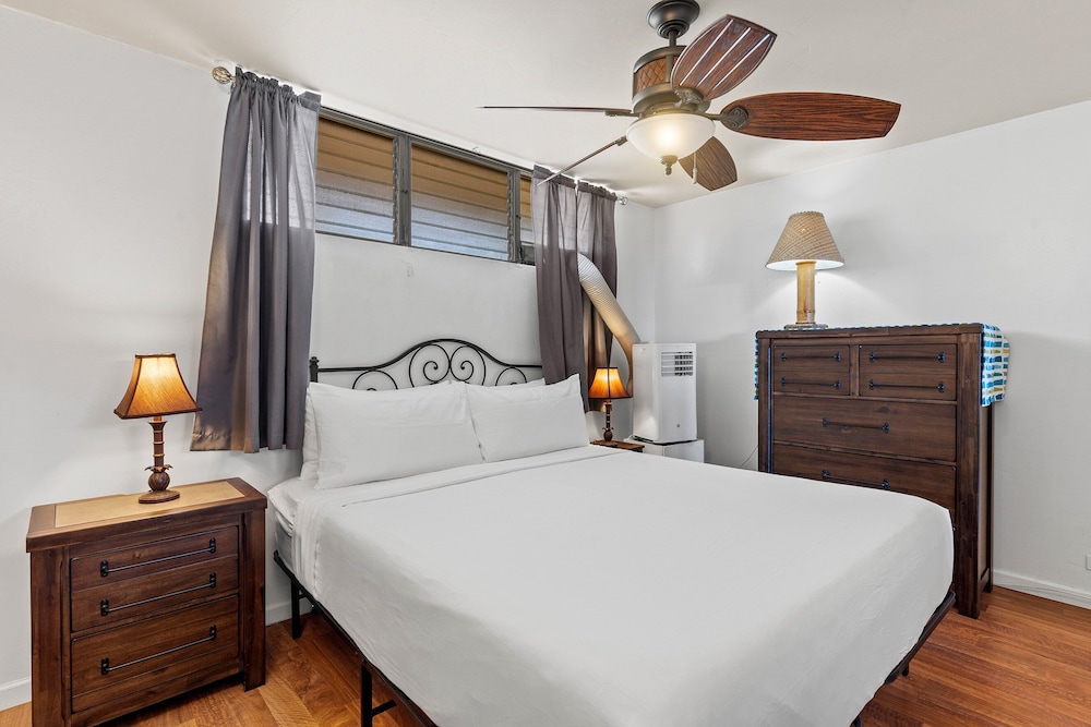 Kalama Terrace P-307 - 3rd-floor Walkup, 7 min Walk to Charley Young Beach, AC!
