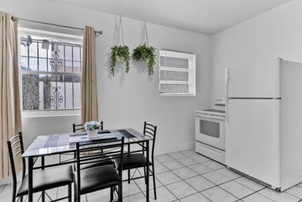 1834 SW 27th Ave 2 Vibrant Miami Getaway 2 Beds Near Beach Port