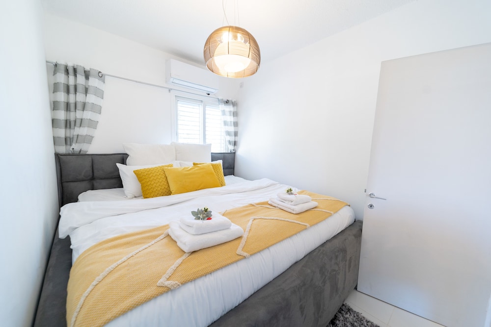 YalaRent Sunny 3BR APT - Families only view 5