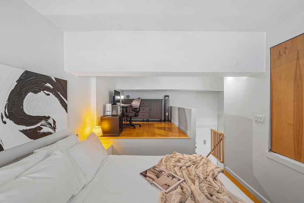 Barrow by Rove Travel 1BR Loft w Shared Roof