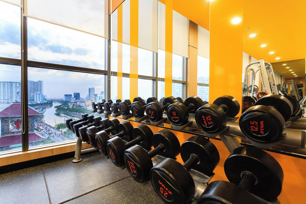 RIVERGATE apartment infinity pool & Gym