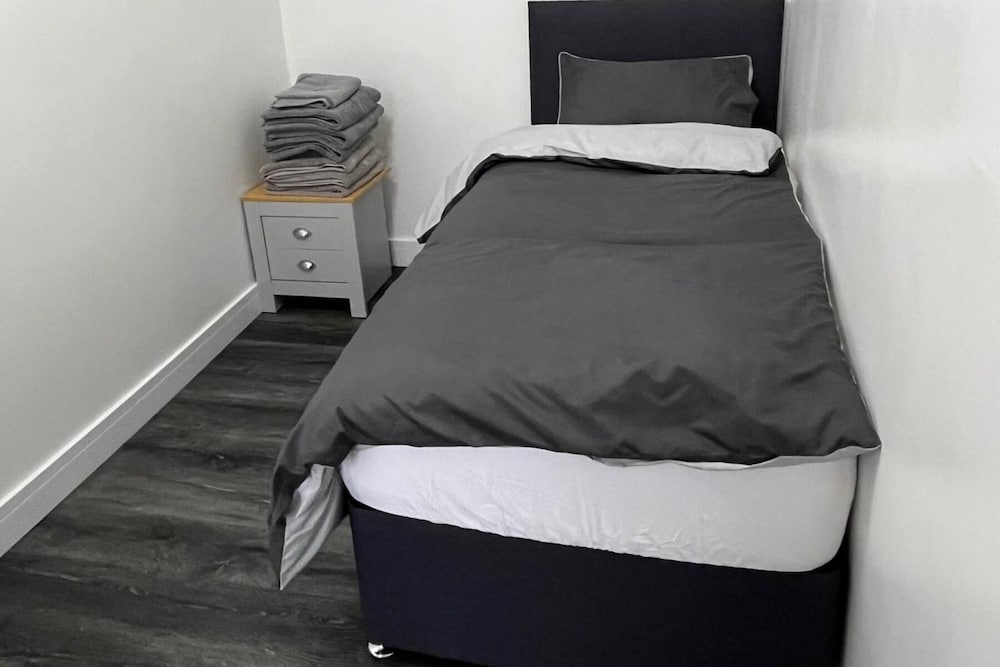2 Bed Flat - Sleeps 4 - Parking - Wifi