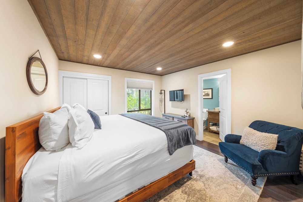 Near Ski, Beach, & Hiking Trails + Clubhouse Pool & Hot Tub Access Juanita Blue by Avantstay