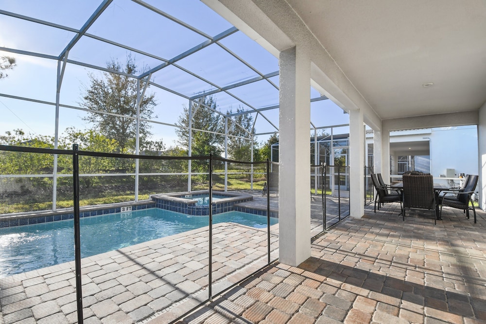 Green View Villa: 6 Beds, Pool & Resort Access