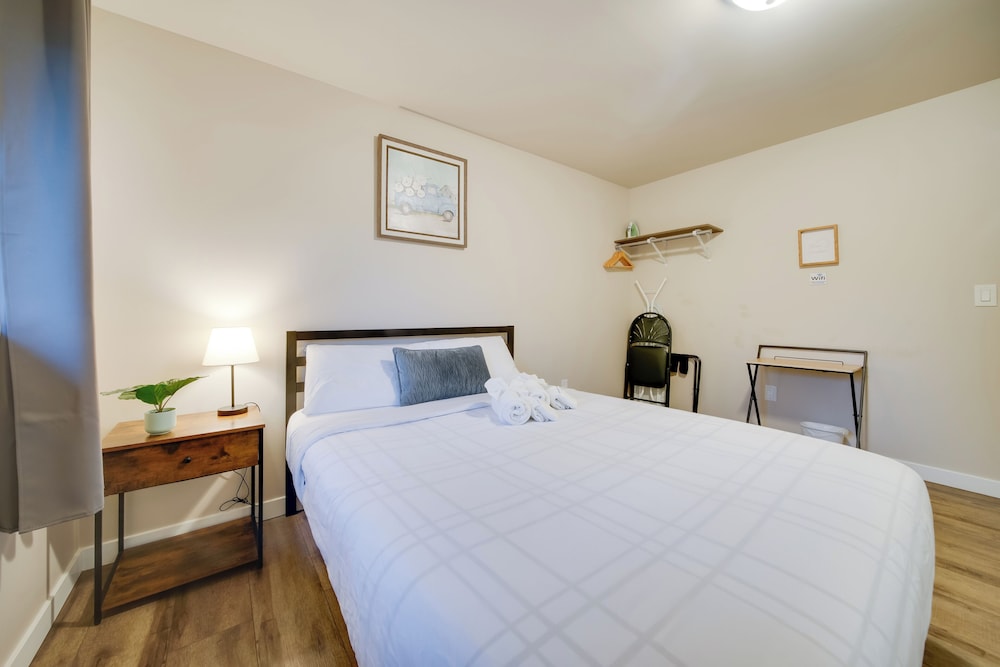 2 Mi to Lumen Field! 2nd-floor Apartment w/ Deck