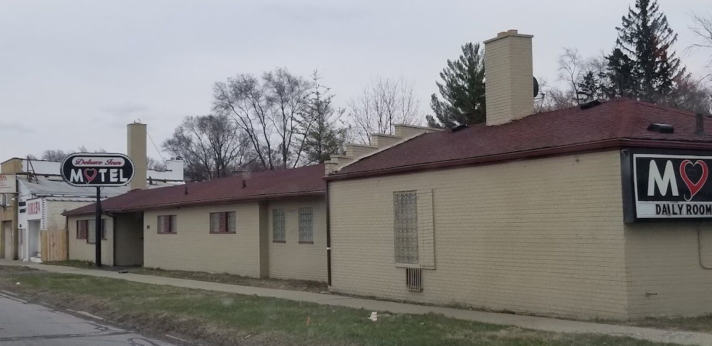 Deluxe Inn Motel