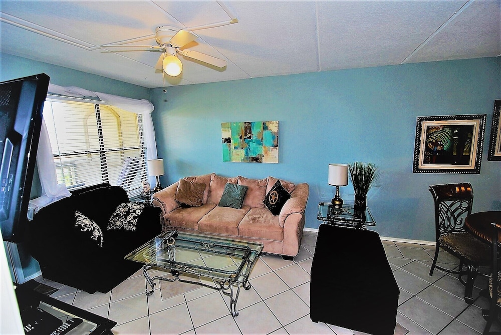 Parklane Unit #311 2 Bedroom Condo by RedAwning
